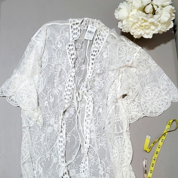 CalStyle Other - Calstyle Lace tie in front cover-up cardi